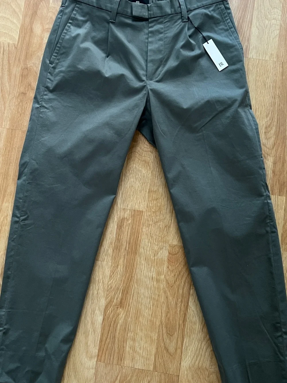 Banana Republic Men’s Pleated Chino Pants Size 32 NWT gray/Olive